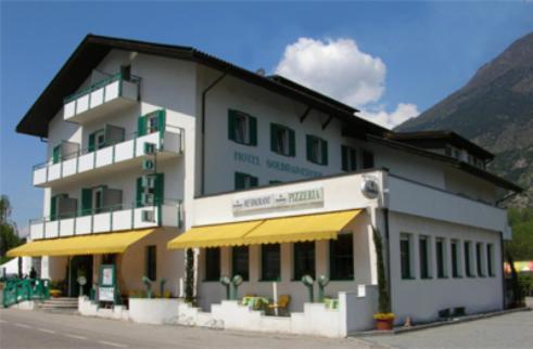 Hotel-Restaurant-Pizzeria Goldrainerhof Buitenkant foto